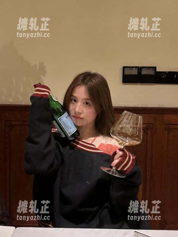 圈内动态尽在17吃瓜网，吃瓜的完美入口，爽到飞起！