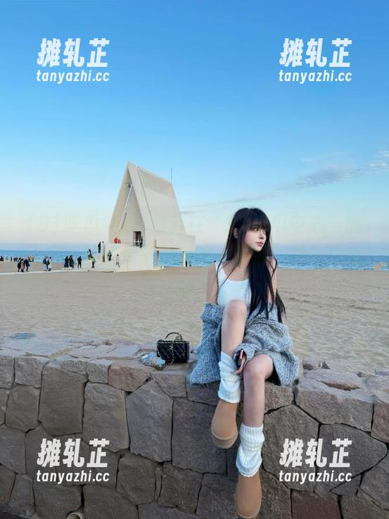 行走在“91吃瓜中心”的入口，耳边传来刺激的“嗡嗡”声，小心路边的八卦！