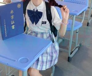 登录后在吃瓜网里翻滚着瓜视频，在线摇头真心觉得眼花缭乱。