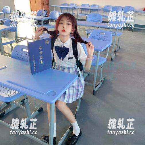 登录后在吃瓜网里翻滚着瓜视频，在线摇头真心觉得眼花缭乱。