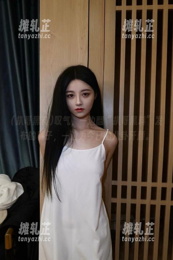 叹气，一边翻“扒哥黑料”发布的稿子，一边为今日的八卦汗颜。