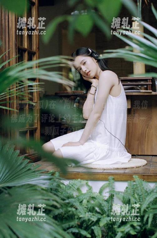 在“网曝吃瓜”app里，我仿佛成为了评论上的主角，嘴里却只挂着一颗瓜子的离奇组合！