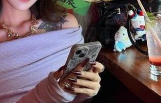 一刷黑料网网页，最新八卦就像飞来的泡泡糖，让我忍不住舔嘴唇！
