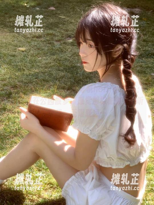 黑料老司机heiliao发布：我刚刚在公园散步，感觉那棵树似乎能听懂我，无限联想…